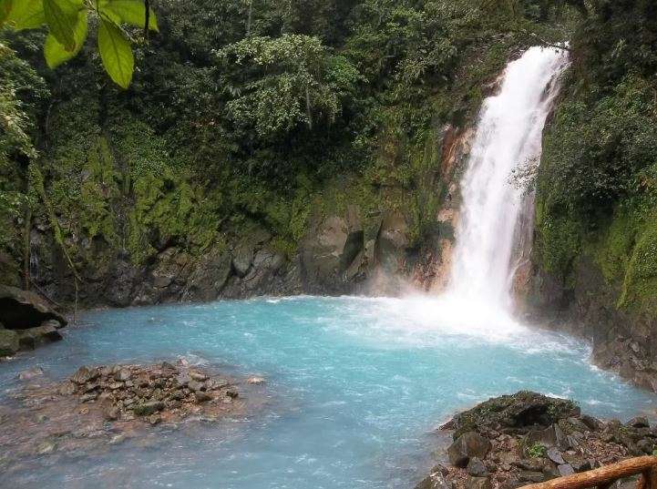 As we conclude our hike, we will continue walking along the river banks, admiring its bubbling waters, thermal water springs, and the beautiful natural environment. Finally, a delicious lunch will make for a spectacular closing of our visit to one of the most interesting places in Costa Rica.