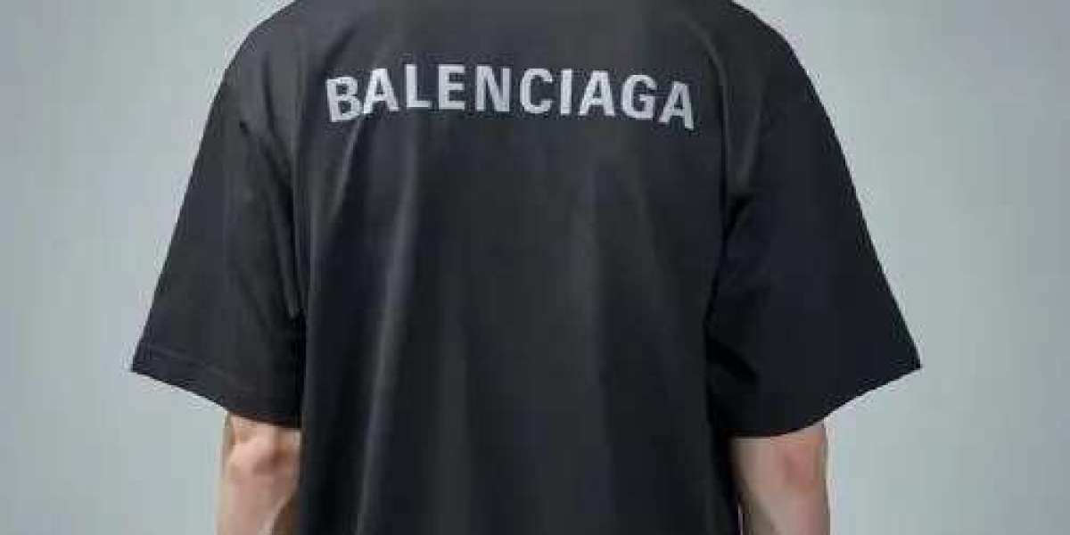 探索時尚新境界：Balenciaga T Shirt的獨特魅力與購買指南