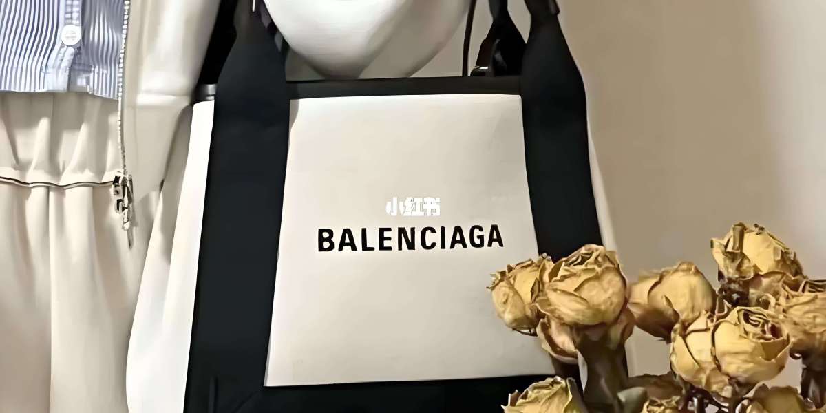 時尚與實用的完美結合：Balenciaga相機包全面解析